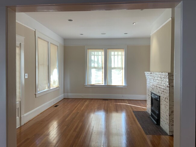 Building Photo - First Floor Unit For Rent Near UNCG!