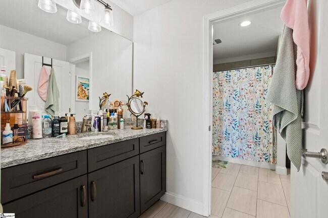 Building Photo - 222 Montview Cir