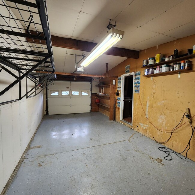 Building Photo - One Level Westside Ranch 4 bd, Single Garage