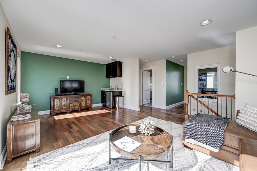 Building Photo - 621 Ponte Villas N