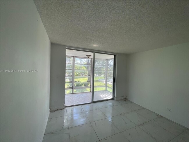 Building Photo - 447 NE 195th St