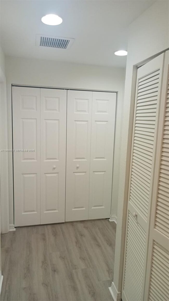 Building Photo - 6042 SW 19th Ct