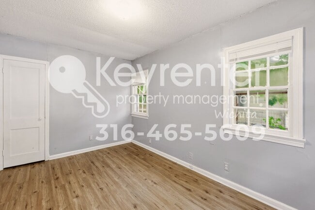 Building Photo - 915 N Harding Ave