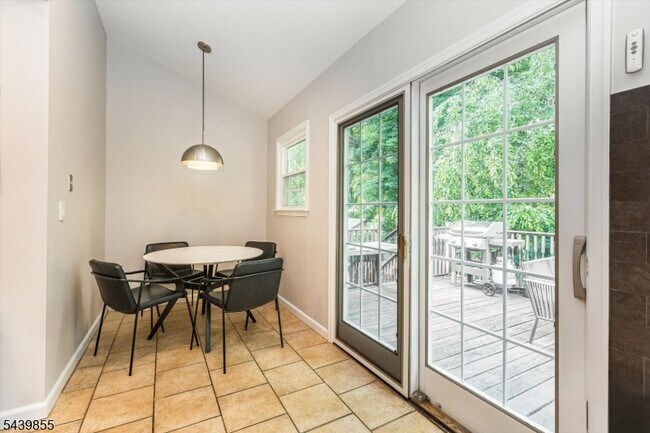 Building Photo - 25 Riverview Dr