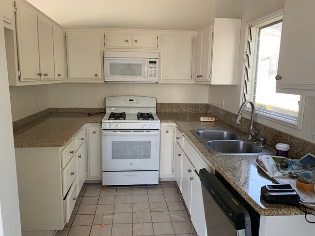 Building Photo - 425 Doheny S Dr