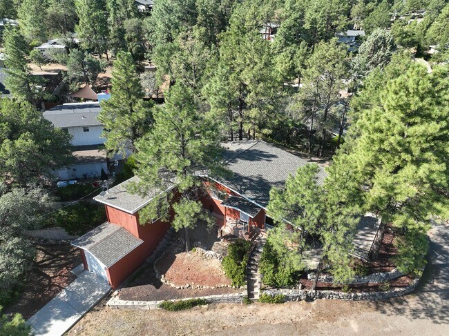 Building Photo - 2 Bed + possible 3rd, 2 Bath Home Close to...