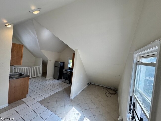 Building Photo - 163 Linden Ave