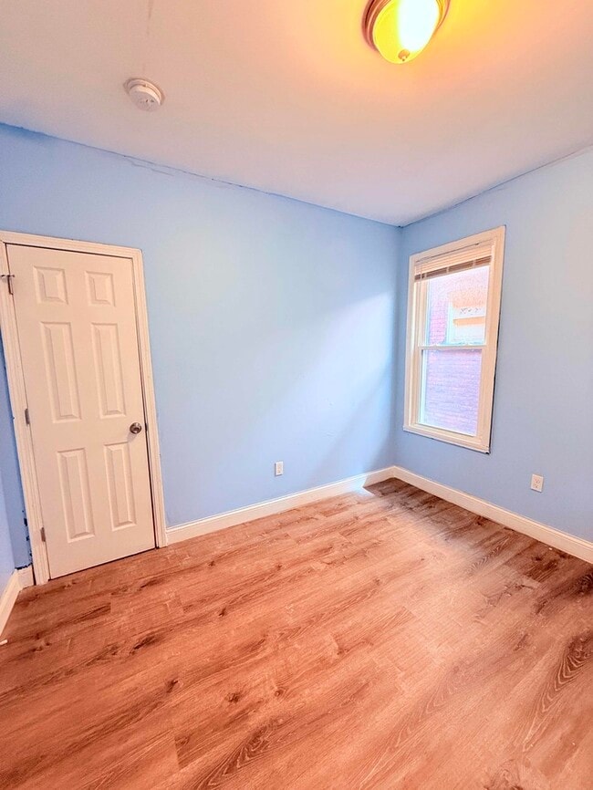 Building Photo - 3 Bed, 1 Bath Home with Modern Amenities / Vouchers Accepted / Available Now!