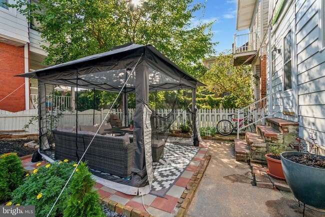 Building Photo - 505 W 19th St