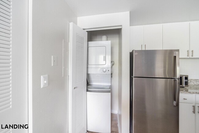 Building Photo - 1000 Palm Pl Dr NE