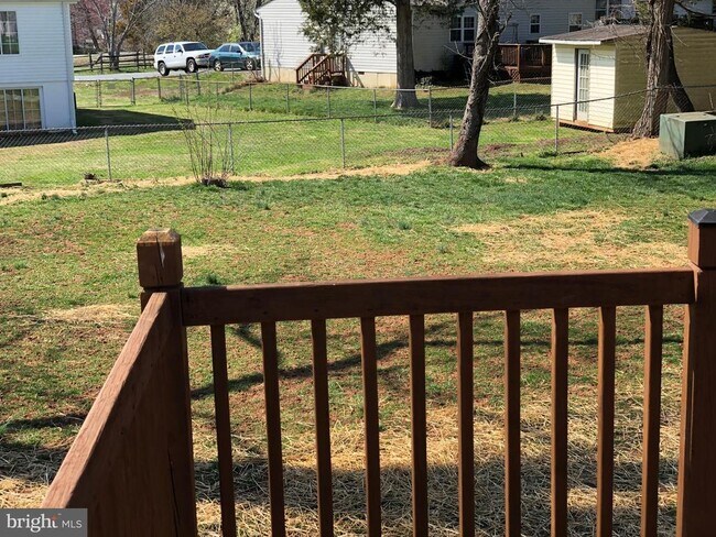 Building Photo - 104 Lark Ln