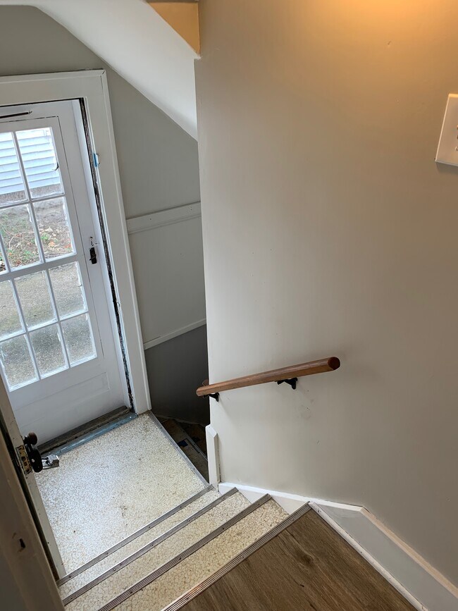 Building Photo - 1042 Collinwood Ave