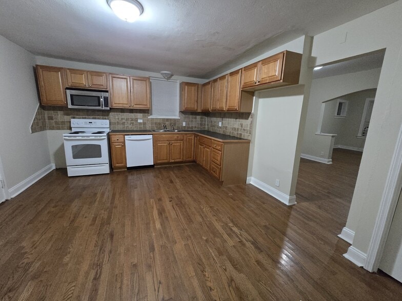 Building Photo - 7707 Vermont Ave