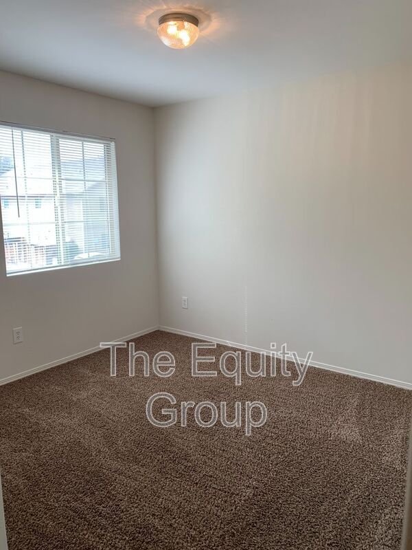 Building Photo - 4233 W Walnut Ave