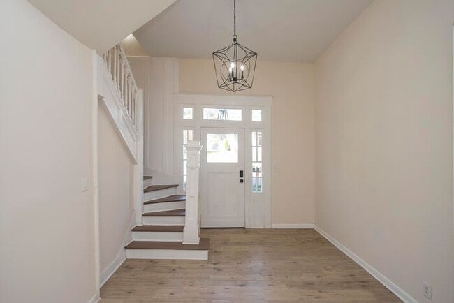 Building Photo - $400 Off First Month! LOCATION! Charming 1/1 Bed Bath Downtown!