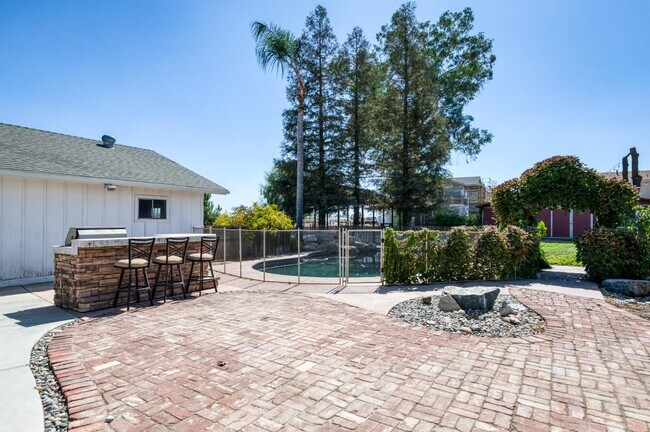 Building Photo - 4105 E Perrin Ave