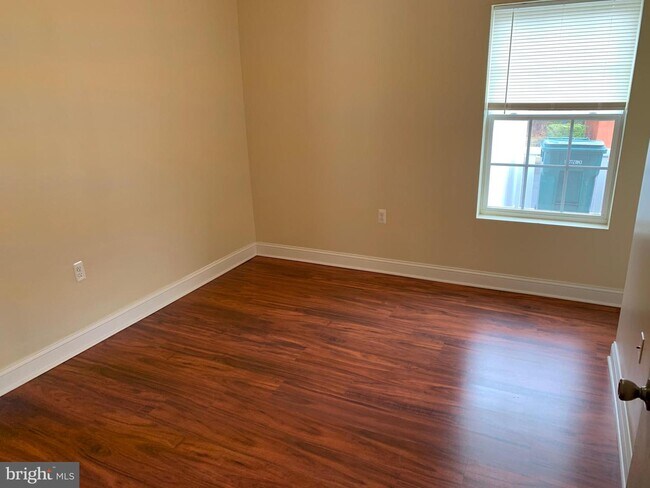 Building Photo - 158 Oak Ln