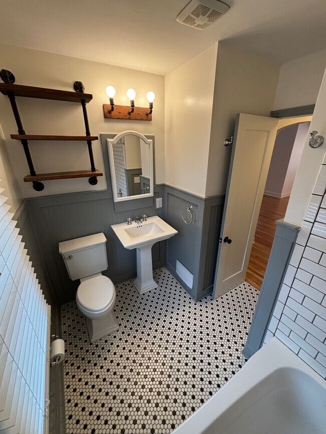 Building Photo - 709 Mulford Dr SE