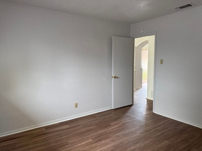 Building Photo - 132 Meadow Way