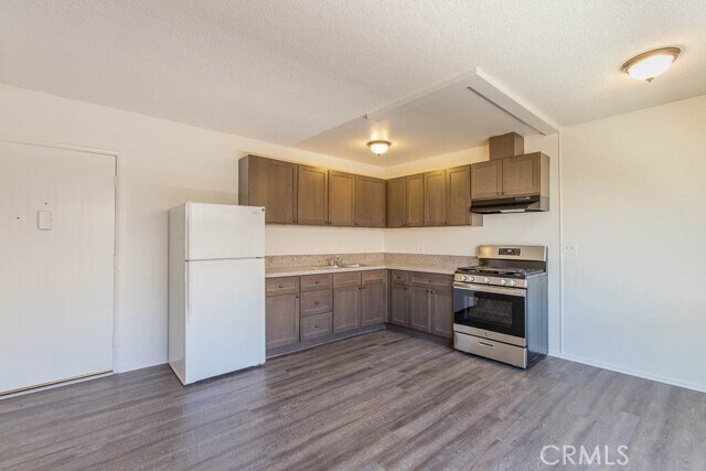 Building Photo - 930 N Stanley Ave