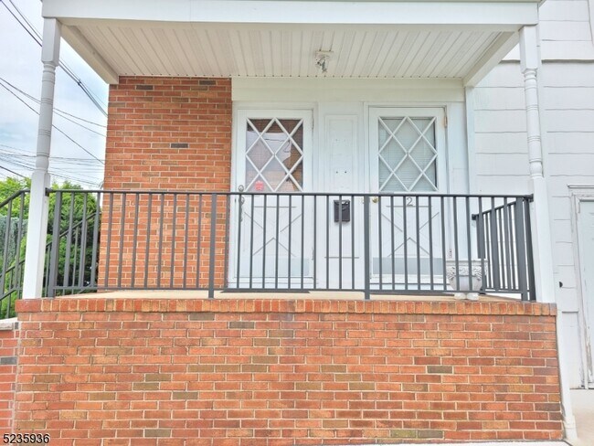 Building Photo - 122 Somerset St
