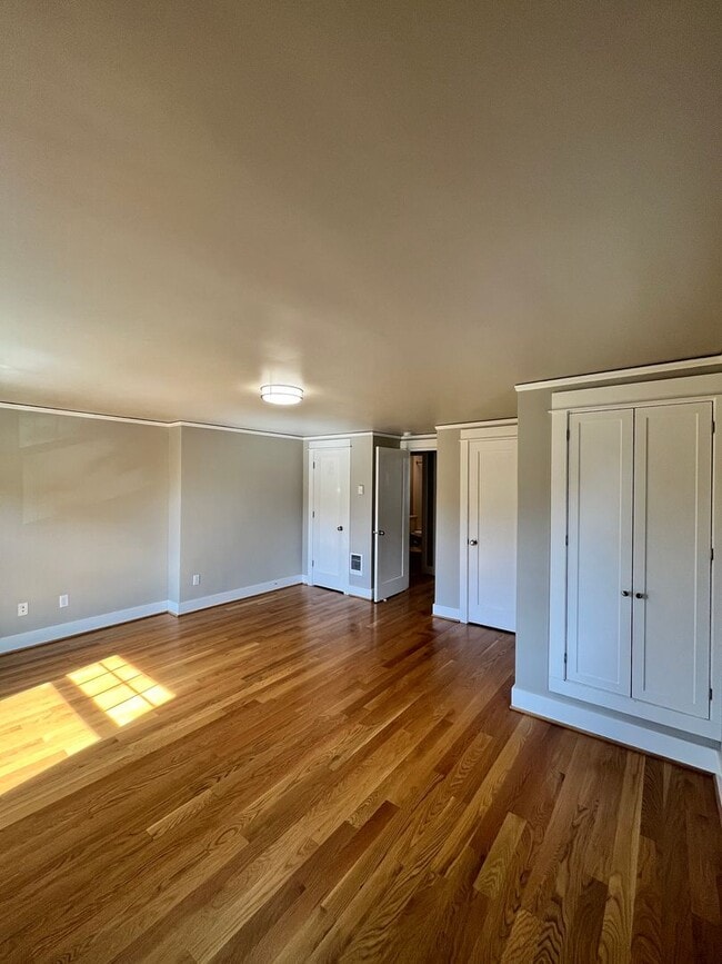 Building Photo - Gorgeous 2-Bedroom Townhome! Hardwood Floo...