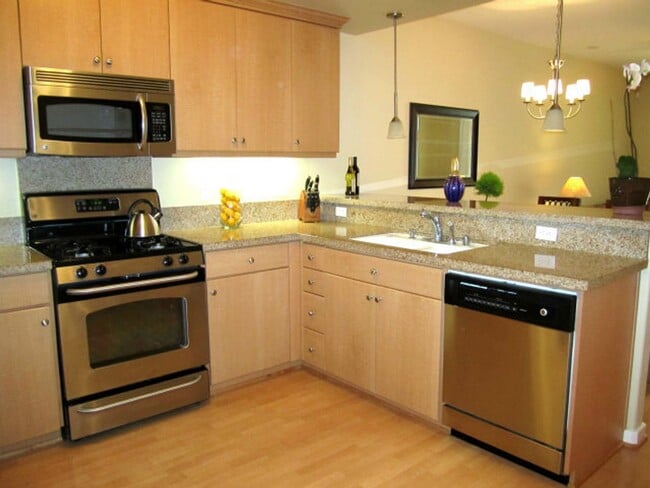 Building Photo - Beautiful 3 bedroom, 3 bath Condo in prime San Jose Location