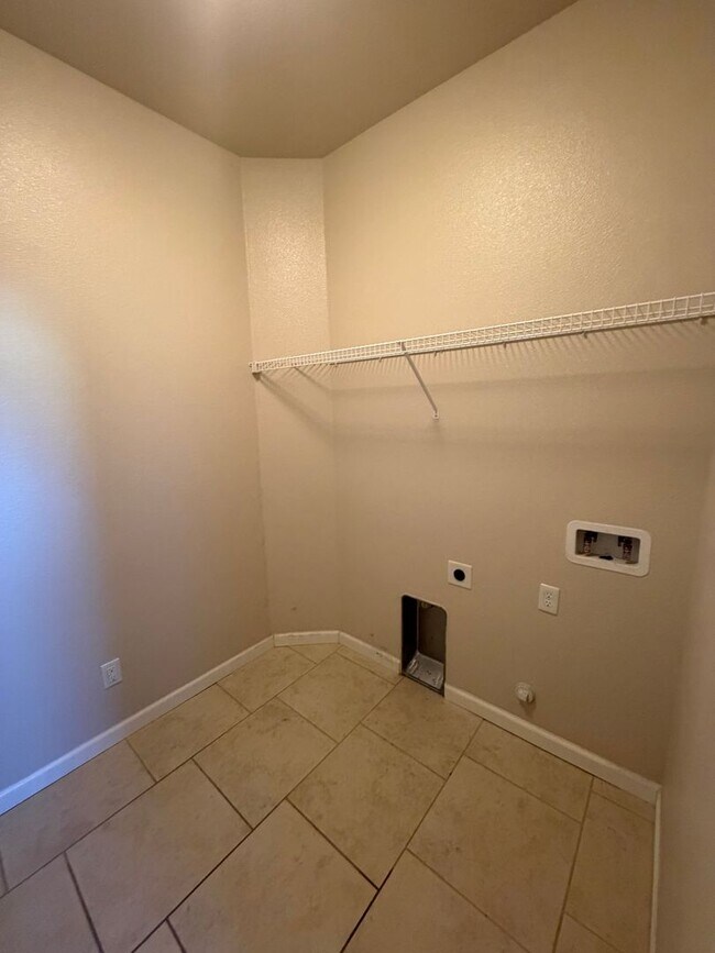 Building Photo - Nice home for rent in gated community in Tulare!