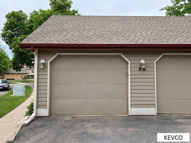 Building Photo - Light & Bright End Unit Townhouse!