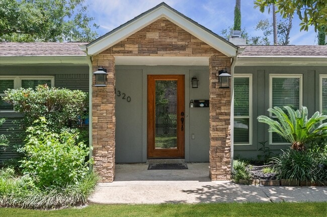 Building Photo - 1320 Woodvine Dr