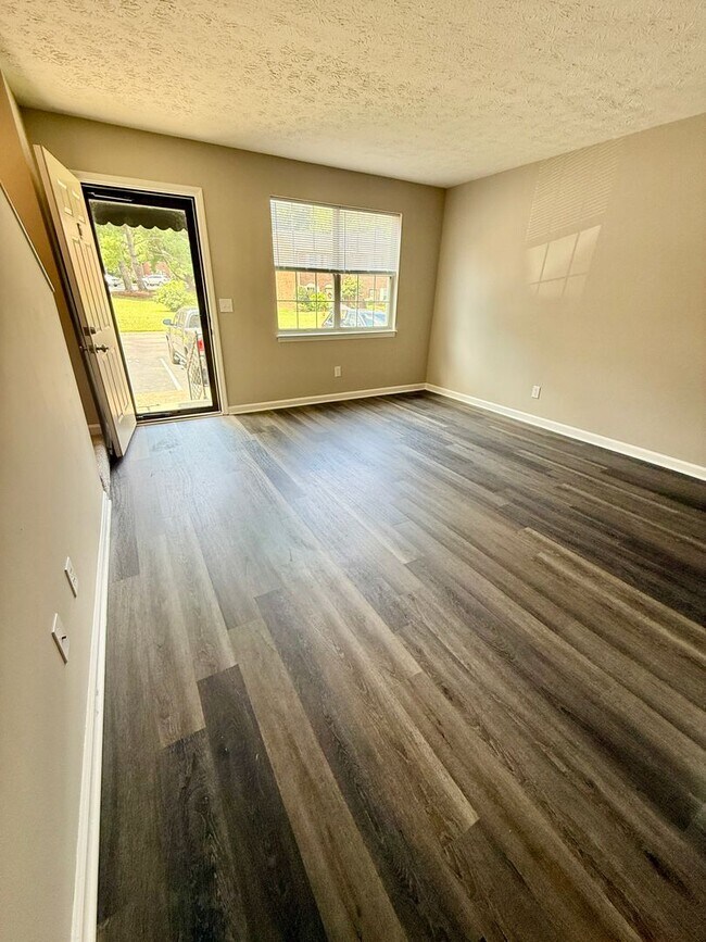 Building Photo - Awesome 2 Bed 1.5 Bath Condo in Hermitage ...