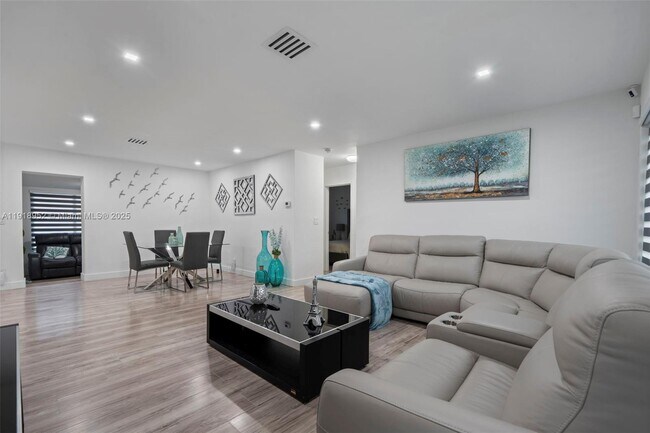 Building Photo - 850 SW 31st Ave