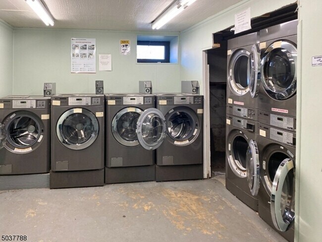 Building Photo - 401 Hwy 22 B31 U7