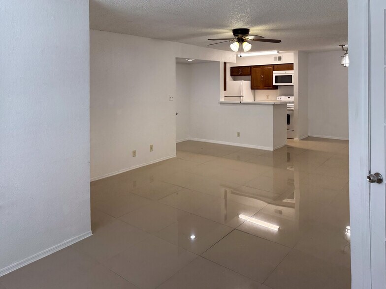 Building Photo - 2946 S University Dr