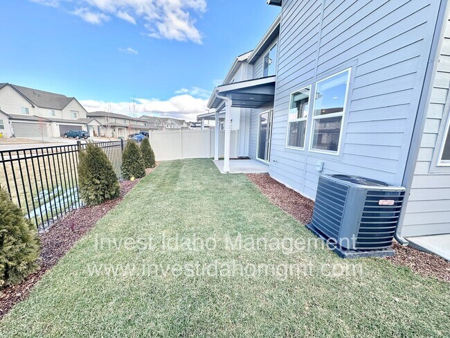 Building Photo - Spacious Luxury Townhome Designed for Modern Living