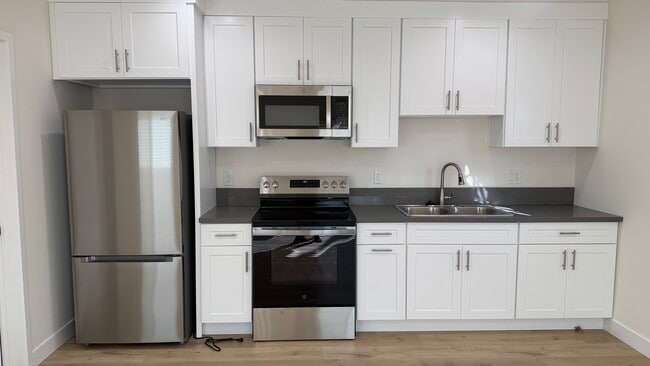 Building Photo - 907 Herbine St