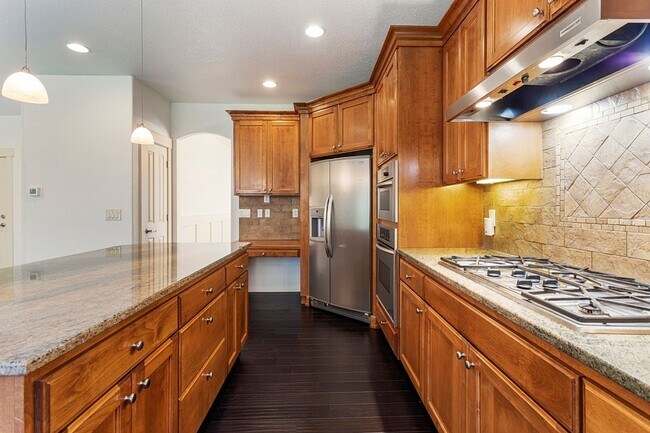 Building Photo - Stunning Large Home with 3 primary bedrooms + Tons of Amenities, Amazing Backyard !