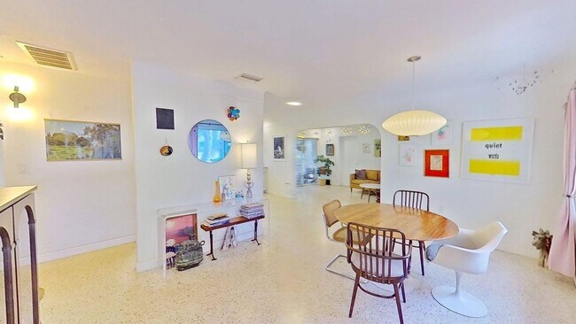 Building Photo - Lake Pasadena - Charming 2 Bedroom Home with Spacious Yard