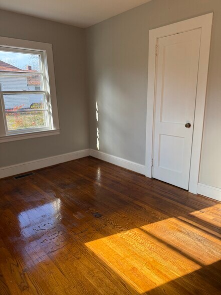 Building Photo - 435 E Meadow Rd