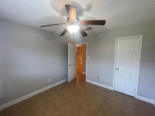 Building Photo - 1051 Sierra Shadows Dr