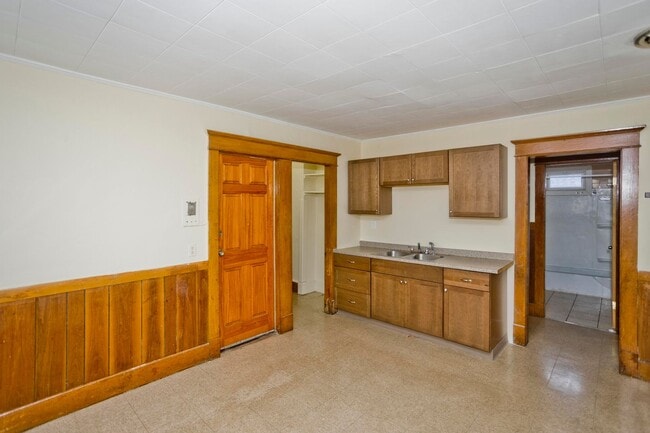 Building Photo - 58-60 Ionia St