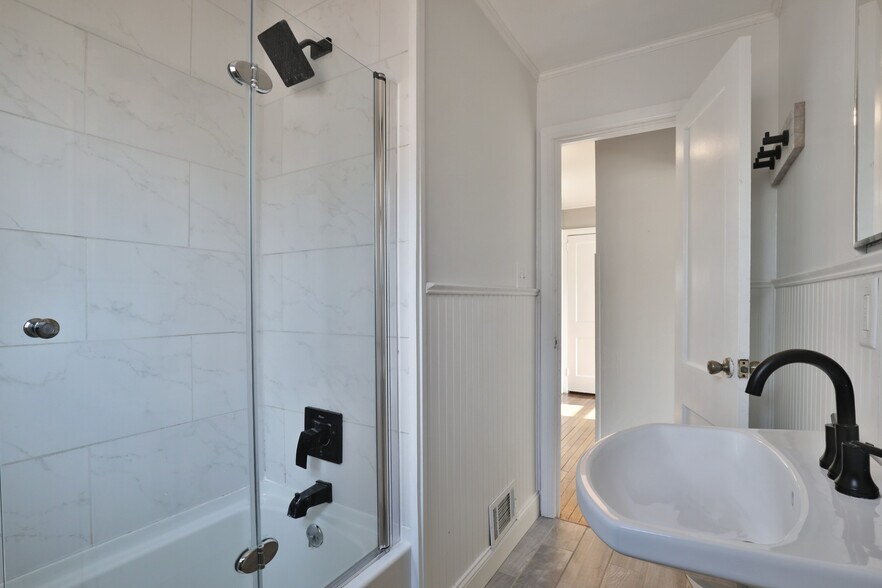 Building Photo - 5586 Emerson Ave