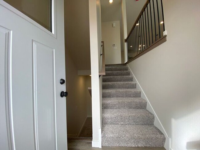 Building Photo - $2,275 | 3 Bedroom, 2.5 Bathroom Town Home | Pet Friendly | Sublease* | Available for August 1st,...