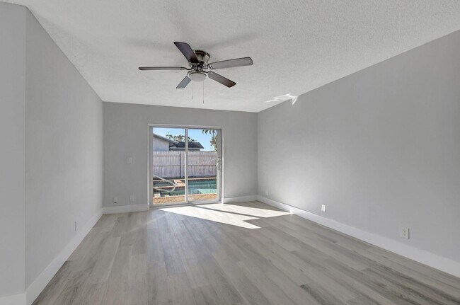 Building Photo - 9632 Saddlebrook Dr