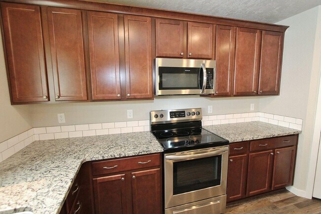 Building Photo - Spacious Home w/Open Floor-Plan