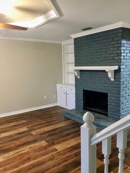 Den - 270 Hillcrest Rd