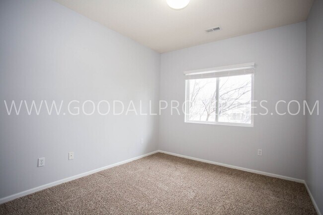 Building Photo - 3 bedroom 2 bath condo in Waukee in convie...