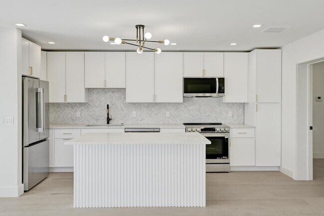 Building Photo - 840 SE 22nd Ave