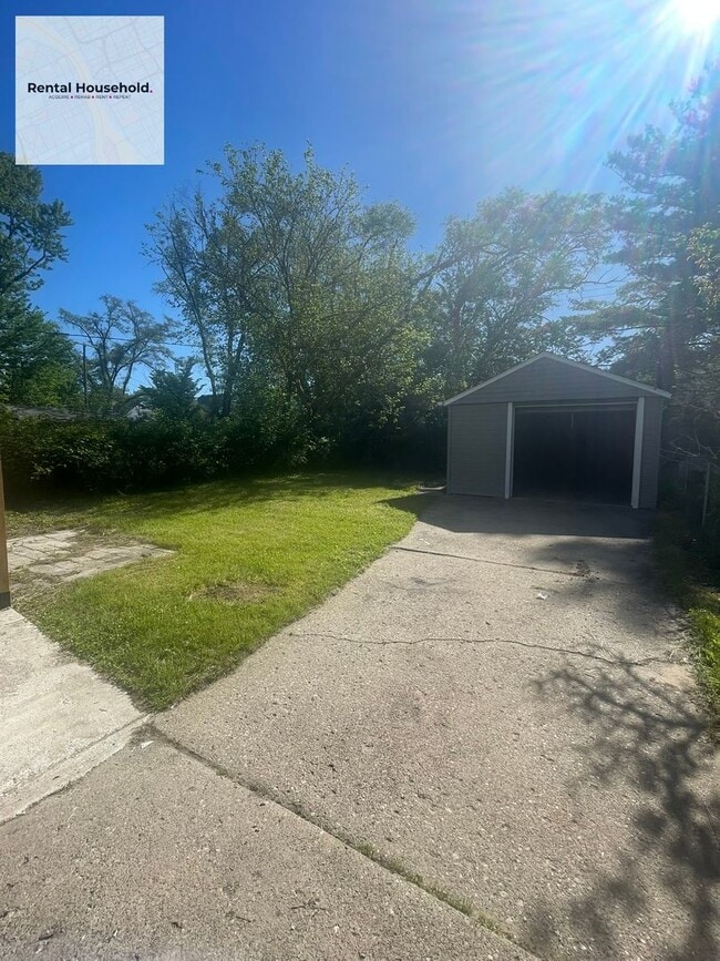 Building Photo - Beautifully Kept~3 BEDROOM 1 BATH BUNGALOW