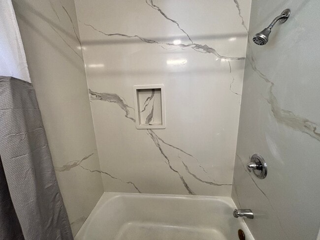 Building Photo - Spacious 3BR, 2Bath House Oakland | $35=00 | Newly Remodeled | Se Habla Español